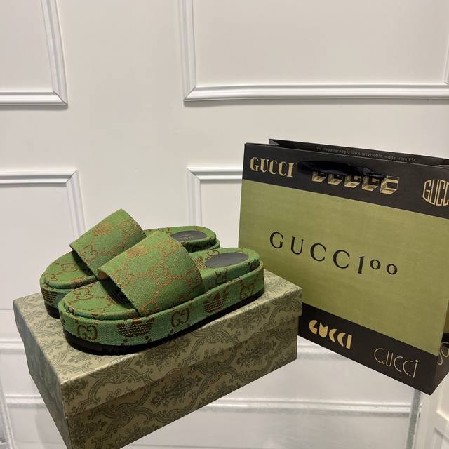 情侣款 三叶草阿迪达斯联名款Gucci 春夏新款电绣厚底拖鞋 爆款上线 完美诠释的淋漓尽致！原版开发支持市场任意对比！用心的材料！历经数月打造！版型做到极致漂亮 - 点击图像关闭