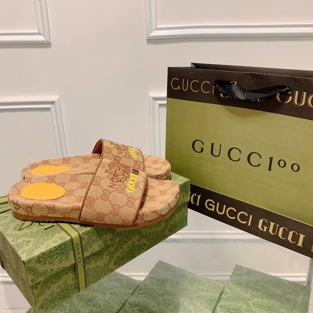 出厂价: Gucci 北面联名春夏新款电绣厚底拖鞋 爆款上线 完美诠释的淋漓尽致！原版开发支持市场任意对比！用心的材料！历经数月打造！版型做到极致漂亮！独具魅力