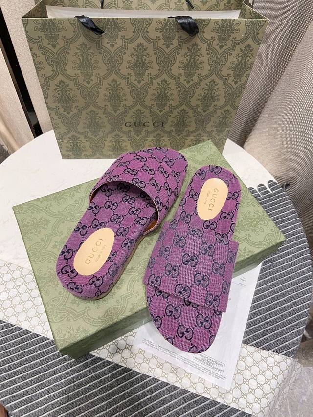 出厂价： 薄底款 Gucci Multicolor 系列 GG老花凉鞋Gucc 丹宁面料这一备受宠爱的面料Gucc美学视角演绎后融入经典双G字母交织图案这款 O