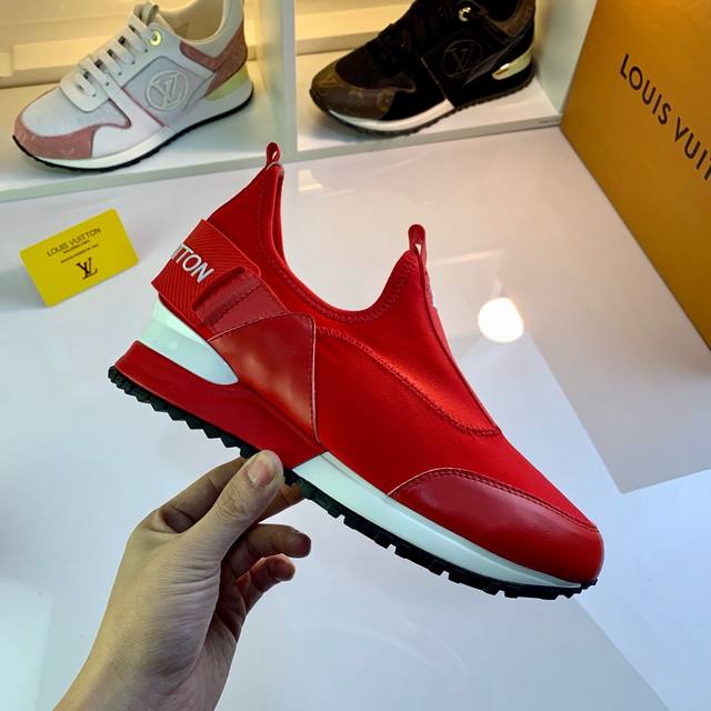 实价： NO.09527 Louis Vuitton 路易威登 弹力布系列，此款LV Runner 运动鞋出自艺术总监Virgil Abloh之手，以跑鞋为灵感