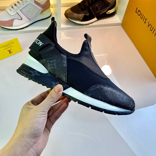 实价： NO.09527 Louis Vuitton 路易威登 弹力布系列，此款LV Runner 运动鞋出自艺术总监Virgil Abloh之手，以跑鞋为灵感