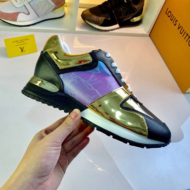 实价： NO:09588 Louis Vuitton 路易威登 全新Run Away运动跑鞋5D反光系列，此款路易威登吸取经典跑鞋的设计精髓，创造标志性RunA