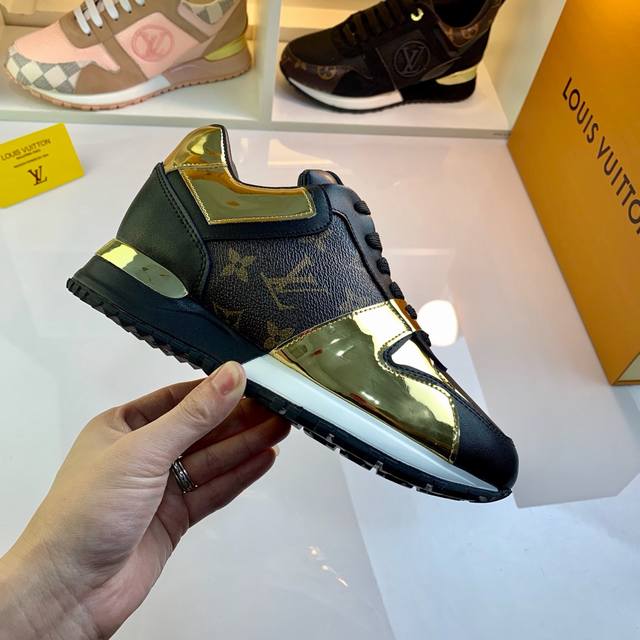 实价： NO:09588 Louis Vuitton 路易威登 全新Run Away运动跑鞋5D反光系列，此款路易威登吸取经典跑鞋的设计精髓，创造标志性RunA