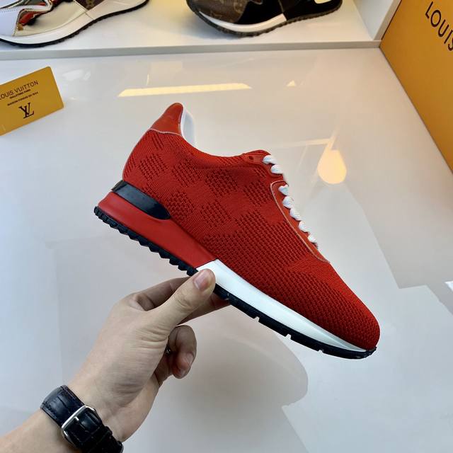 实价： NO:09531 Louis Vuitton V.N.R Vuitton New Runner 运动鞋以科技针织和金属感饰边构筑一体式袜状设计，令舒适轻