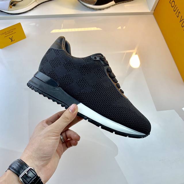 实价： NO:09531 Louis Vuitton V.N.R Vuitton New Runner 运动鞋以科技针织和金属感饰边构筑一体式袜状设计，令舒适轻