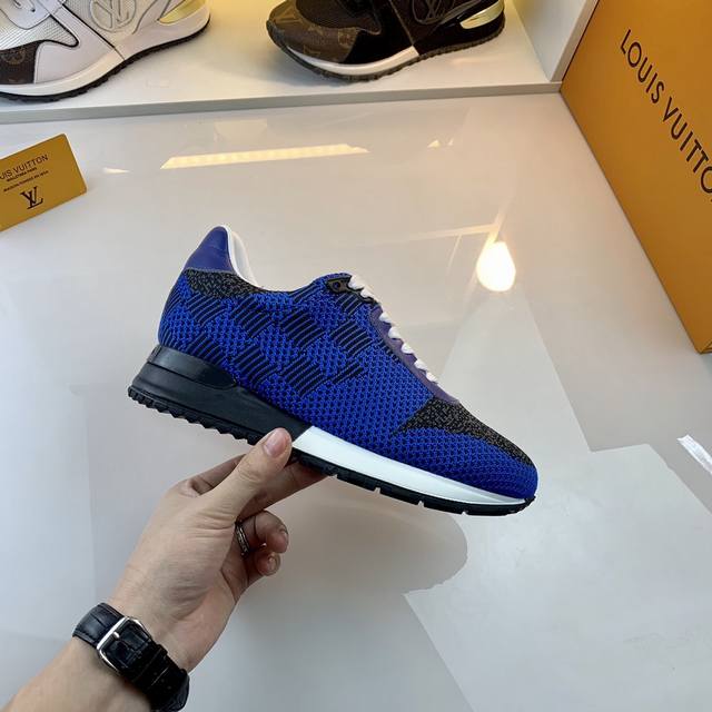 实价： NO:09531 Louis Vuitton V.N.R Vuitton New Runner 运动鞋以科技针织和金属感饰边构筑一体式袜状设计，令舒适轻