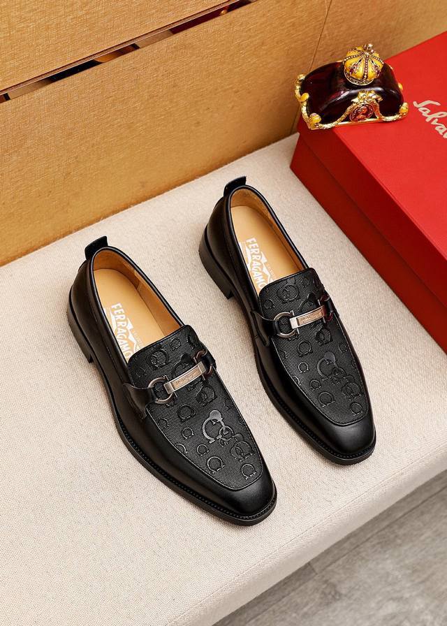 商品商标：Ferragamo 菲拉格慕 休闲皮鞋正码码数: 38-44 45.46订制 商品材料：精选 进口小牛皮压花鞋面+经典五金扣，进口水染牛皮内里。强烈立