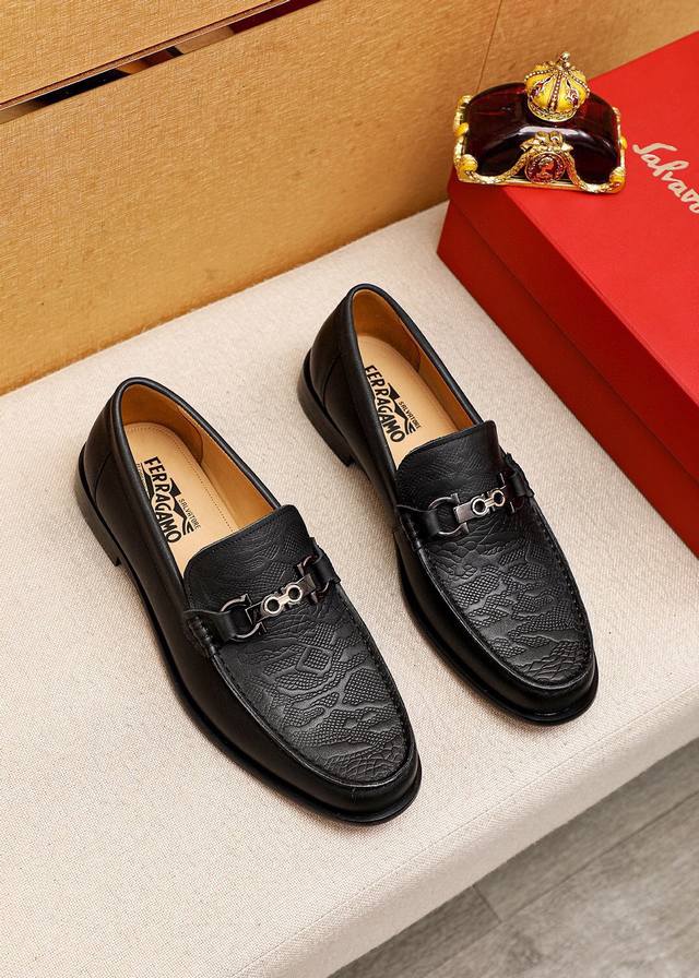 商品商标：Ferragamo 菲拉格慕 休闲皮鞋正码码数: 38-44 45.46订制 商品材料：精选 进口小牛皮压花鞋面+经典五金扣，进口水染牛皮内里。强烈立