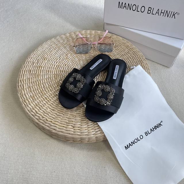 出厂价: Manolo Blahnik 2025顶级专柜官网同步 最高限定 MB水钻平底拖鞋明星同款 网红博主推荐 原版开模 代购版本 定制绸缎 格力特面料 垫