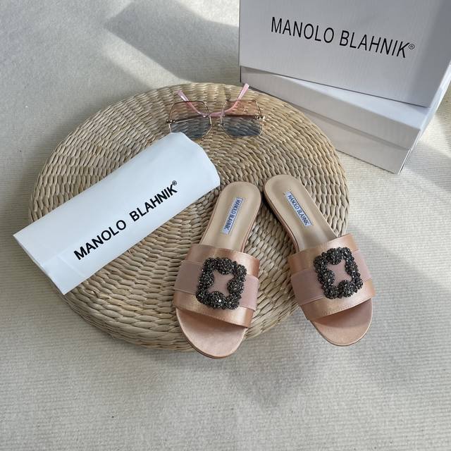 出厂价: Manolo Blahnik 2025顶级专柜官网同步 最高限定 MB水钻平底拖鞋明星同款 网红博主推荐 原版开模 代购版本 定制绸缎 格力特面料 垫