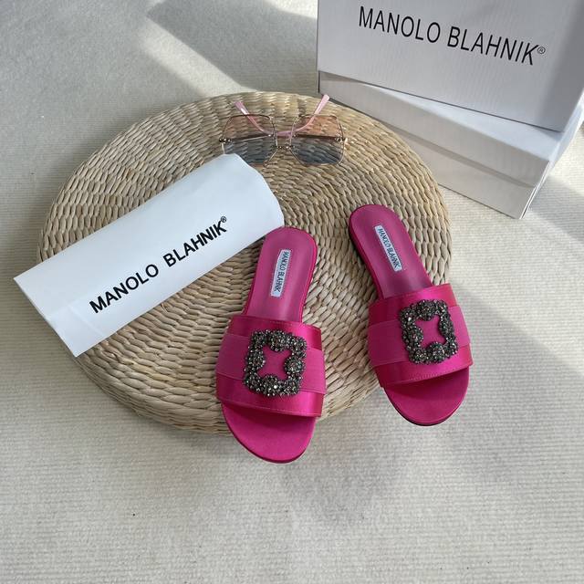 出厂价: Manolo Blahnik 2025顶级专柜官网同步 最高限定 MB水钻平底拖鞋明星同款 网红博主推荐 原版开模 代购版本 定制绸缎 格力特面料 垫