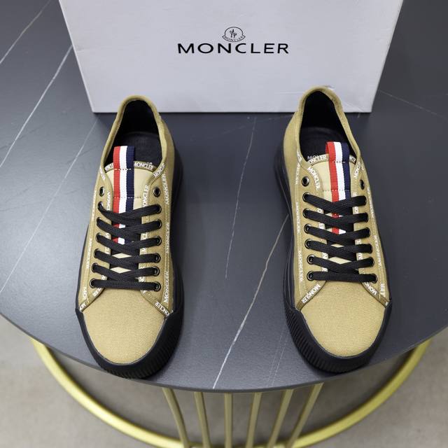 出厂价： MONCLER 盟可睐 蒙口 -鞋面：品牌布匹拼接皮料车-内里：舒适透气 情侣款 -大底：原版轻便耐磨大底-超高品控 做工精细：凸显 高端 贵气 档次