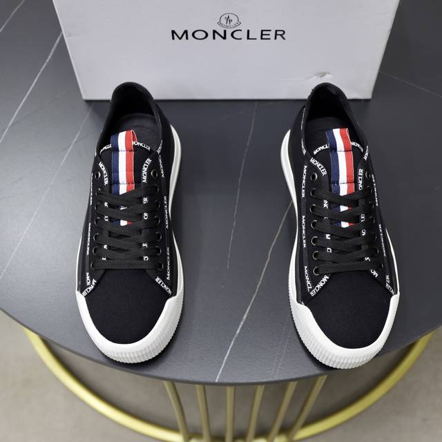 出厂价： MONCLER 盟可睐 蒙口 -鞋面：品牌布匹拼接皮料车-内里：舒适透气 情侣款 -大底：原版轻便耐磨大底-超高品控 做工精细：凸显 高端 贵气 档次