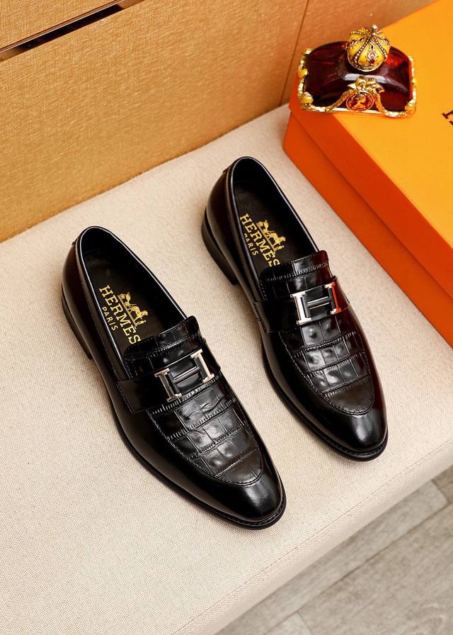 商品商标：HERMES 爱马仕 休闲皮鞋正码码数: 39-44 38.45.46订制 商品材料：精选 进口头层小牛皮压花鞋面+经典五金扣，进口水染牛皮内里。强烈