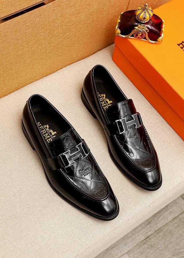 商品商标：HERMES 爱马仕 休闲皮鞋正码码数: 39-44 38.45.46订制 商品材料：精选 进口头层小牛皮压花鞋面+经典五金扣，进口水染牛皮内里。强烈