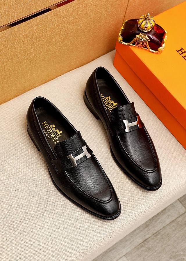 商品商标：HERMES 爱马仕 休闲皮鞋正码码数: 39-44 38.45.46订制 商品材料：精选 进口头层小牛皮压花鞋面+经典五金扣，进口水染牛皮内里。强烈