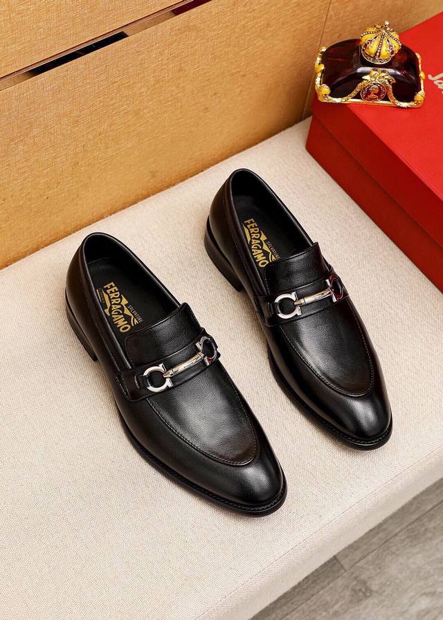 商品商标：Ferragamo 菲拉格慕 休闲皮鞋正码码数: 39-44 38.45.46订制 商品材料：精选 进口头层小牛皮鞋面+经典五金扣，进口水染牛皮内里。