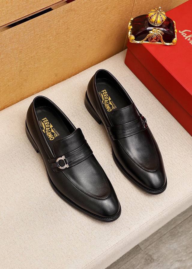 商品商标：Ferragamo 菲拉格慕 休闲皮鞋正码码数: 39-44 38.45.46订制 商品材料：精选 进口头层小牛皮鞋面+经典五金扣，进口水染牛皮内里。 - 点击图像关闭