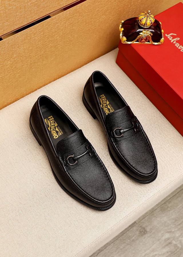 商品商标：Ferragamo 菲拉格慕 休闲皮鞋正码码数: 39-44 38.45.46订制 商品材料：精选 进口头层十字纹小牛皮鞋面+经典五金扣，进口水染牛皮