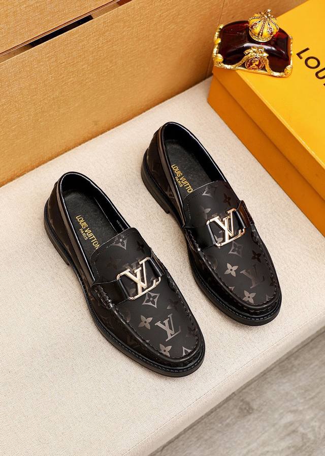 商品商标：LOUIS VUITTON 路易威登 休闲皮鞋正码码数: 38-44 45订制 商品材料：精选 进口头层漆皮印花鞋面+奢华五金扣，进口头层牛皮内里。强