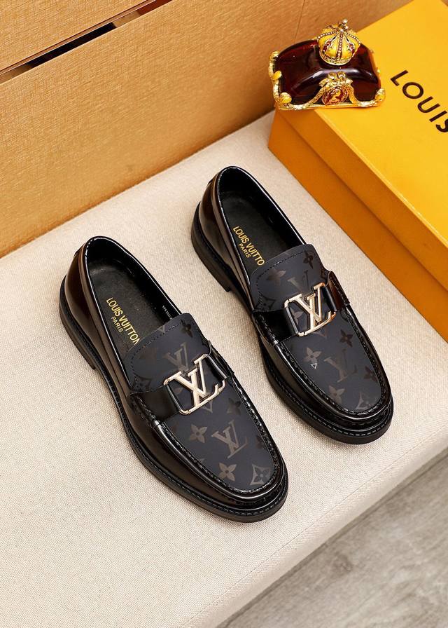 商品商标：LOUIS VUITTON 路易威登 休闲皮鞋正码码数: 38-44 45订制 商品材料：精选 进口头层漆皮印花鞋面+奢华五金扣，进口头层牛皮内里。强