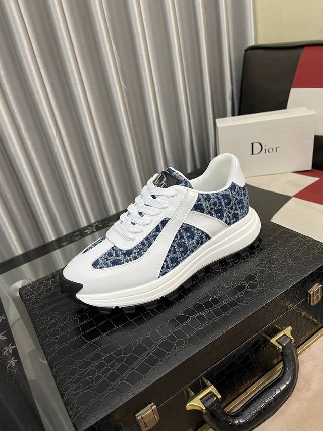 出厂价： Dior 迪奥 新款低帮高端精品，男士时尚休闲鞋，颇具特色，鞋面进口柔软牛皮+印花面料，一展设计格调，羊皮鞋垫，脚感柔软舒适，原版耐磨专用大底！Siz