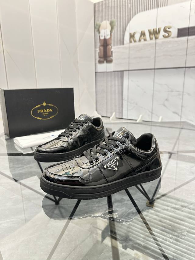 售 价: ￥ 商品商标： Prada * 普拉达* 低帮休闲鞋正码码数: 38-44 可订做45 商品材料：鞋面进口牛皮，羊皮内里，原版大底。编 号：020