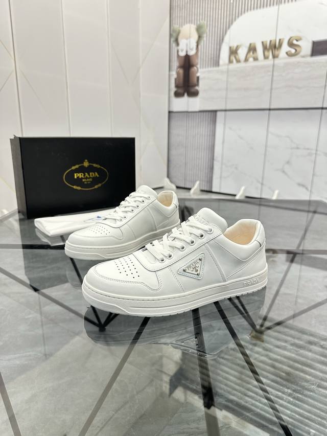 售 价: ￥ 商品商标： Prada * 普拉达* 低帮休闲鞋正码码数: 38-44 可订做45 商品材料：鞋面进口牛皮，羊皮内里，原版大底。编 号：020