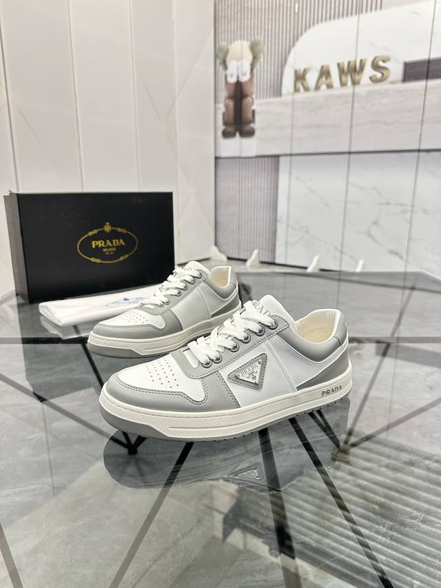 售 价: ￥ 商品商标： Prada * 普拉达* 低帮休闲鞋正码码数: 38-44 可订做45 商品材料：鞋面进口牛皮，羊皮内里，原版大底。编 号：020