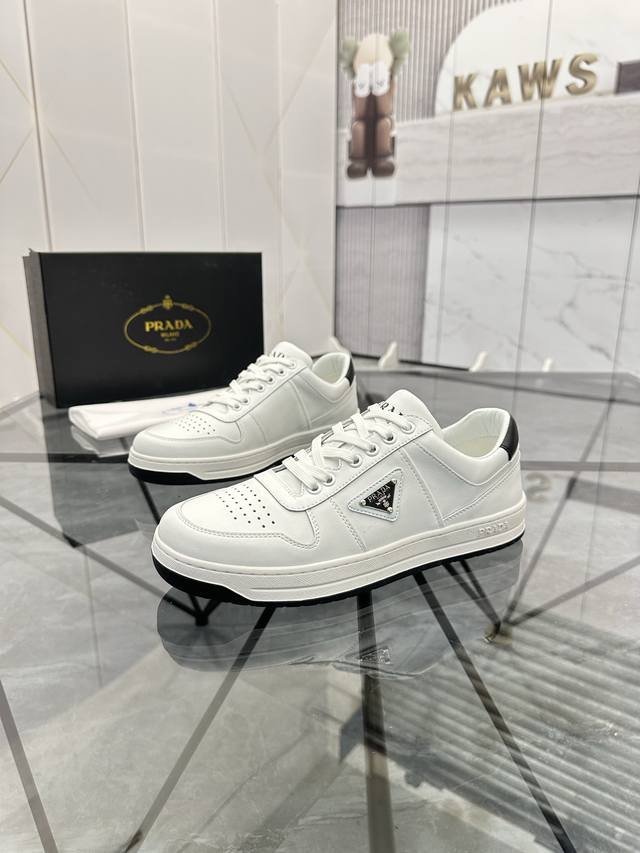 售 价: ￥ 商品商标： Prada * 普拉达* 低帮休闲鞋正码码数: 38-44 可订做45 商品材料：鞋面进口牛皮，羊皮内里，原版大底。编 号：020