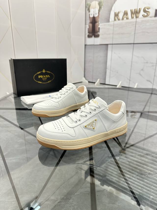 售 价: ￥ 商品商标： Prada * 普拉达* 低帮休闲鞋正码码数: 38-44 可订做45 商品材料：鞋面进口牛皮，羊皮内里，原版大底。编 号：020