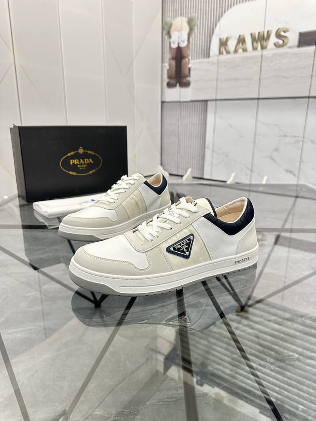 售 价: ￥ 商品商标： Prada * 普拉达* 低帮休闲鞋正码码数: 38-44 可订做45 商品材料：鞋面进口牛皮拼了原版布料，透气内里，原版大底。编 号