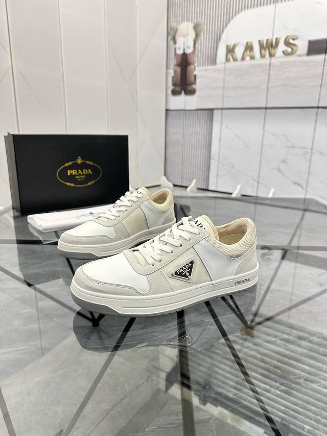 售 价: ￥ 商品商标： Prada * 普拉达* 低帮休闲鞋正码码数: 38-44 可订做45 商品材料：鞋面进口牛皮拼了原版布料，透气内里，原版大底。编 号