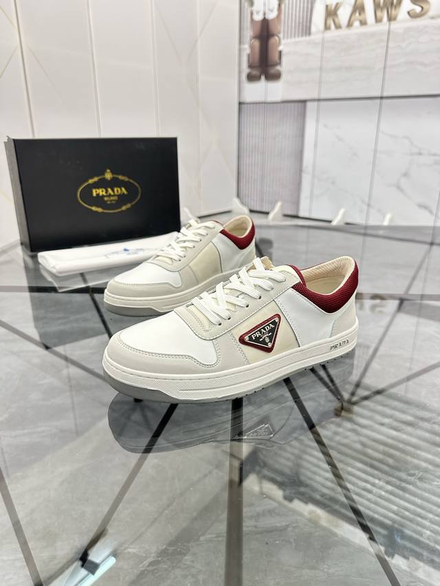 售 价: ￥ 商品商标： Prada * 普拉达* 低帮休闲鞋正码码数: 38-44 可订做45 商品材料：鞋面进口牛皮拼了原版布料，透气内里，原版大底。编 号