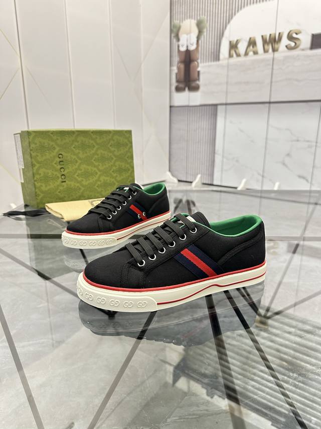 售 价: ￥ 商品商标：Gucci* 古驰* 低帮休闲鞋正码码数: 38-44 可订做45.46. 商品材料：鞋面专柜原版材料，透气内里，原版大底。编 号：66 - 点击图像关闭