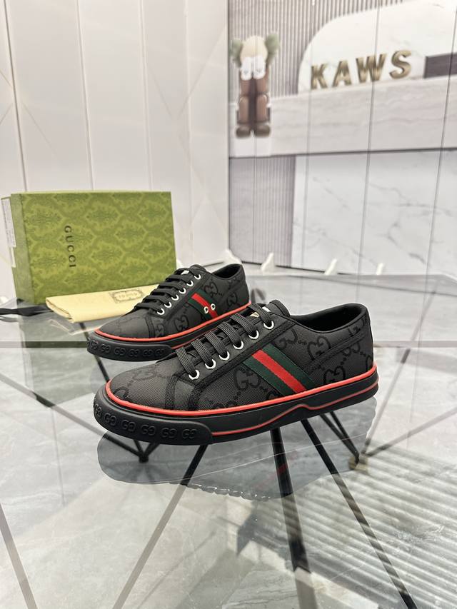 售 价: ￥ 商品商标：Gucci* 古驰* 低帮休闲鞋正码码数: 38-44 可订做45.46. 商品材料：鞋面专柜原版材料，透气内里，原版大底。编 号：66