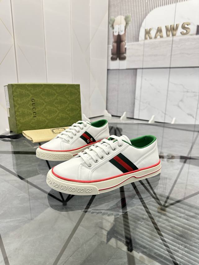 售 价: ￥ 商品商标：Gucci* 古驰* 低帮休闲鞋正码码数: 38-44 可订做45.46. 商品材料：鞋面进口牛皮，透气内里，原版大底。编 号：661