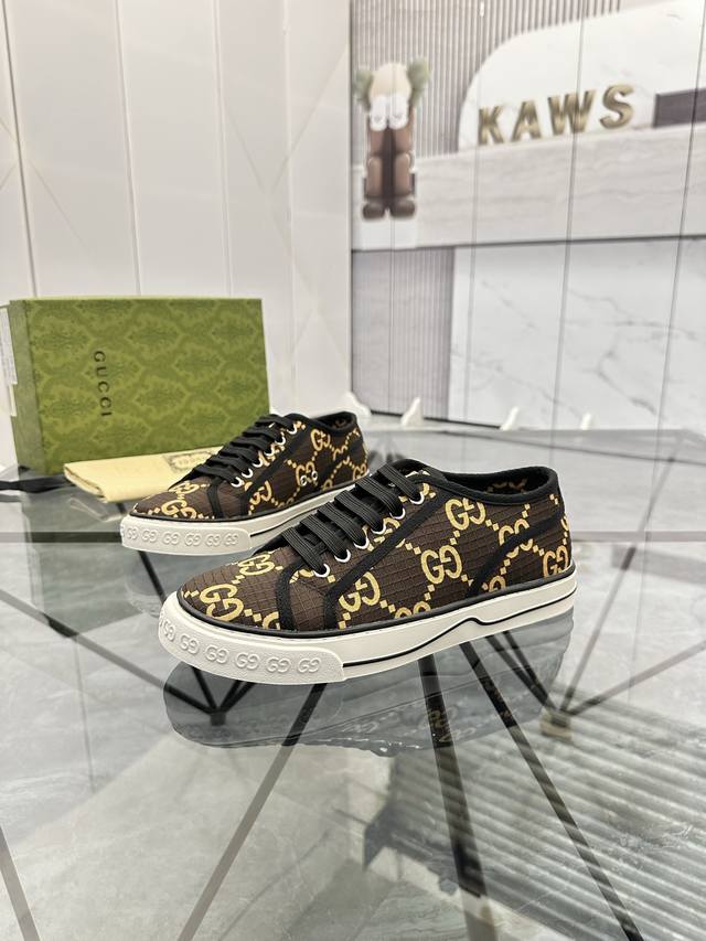 售 价: ￥ 商品商标：Gucci* 古驰* 低帮休闲鞋正码码数: 38-44 可订做45.46. 商品材料：鞋面专柜原版材料，透气内里，原版大底。编 号：66