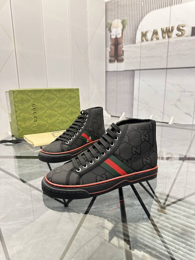 售 价: ￥ 商品商标：Gucci* 古驰* 高帮休闲鞋正码码数: 38-44 可订做45.46. 商品材料：鞋面专柜原版材料，透气内里，原版大底。编 号：66