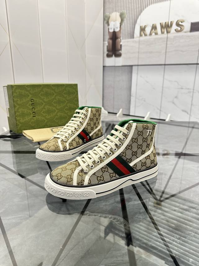 售 价: ￥ 商品商标：Gucci* 古驰* 高帮休闲鞋正码码数: 38-44 可订做45.46. 商品材料：鞋面专柜原版材料，透气内里，原版大底。编 号：66