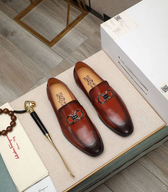 出厂价 水染牛里 菲拉格慕 高端 Salvatore Ferragamo 是国际顶级的鞋类奢侈品牌，来自时尚王国意大利，以传统手工设计和款式新颖誉满全球 专柜同