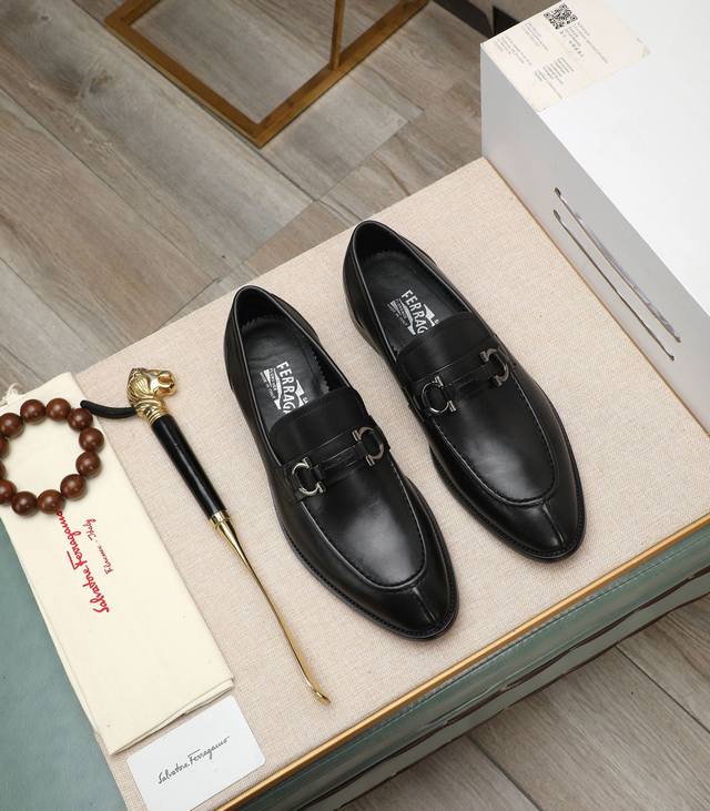 出厂价 水染牛里 菲拉格慕 高端 Salvatore Ferragamo 是国际顶级的鞋类奢侈品牌，来自时尚王国意大利，以传统手工设计和款式新颖誉满全球 专柜同