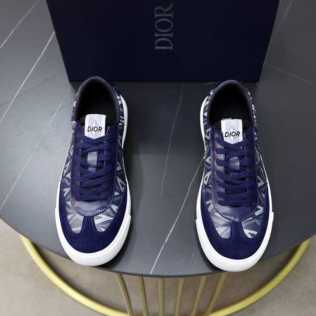 出厂价： 品牌：Dior 迪奥 标准码：男码38-44 45定制 等级：官网同款 材料：顶级原版牛皮拼接而成 原版耐磨轻便大底款式类别：男士潮流时尚休闲鞋 尊贵