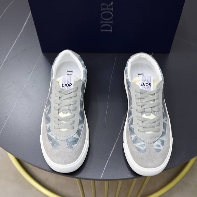 出厂价： 品牌：Dior 迪奥 标准码：男码38-44 45定制 等级：官网同款 材料：顶级原版牛皮拼接而成 原版耐磨轻便大底款式类别：男士潮流时尚休闲鞋 尊贵