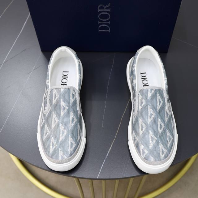 出厂价： 品牌：Dior 迪奥 标准码：男码38-44 45定制 等级：官网同款 材料：顶级原版牛皮拼接而成 原版耐磨轻便大底款式类别：男士潮流时尚休闲鞋 尊贵