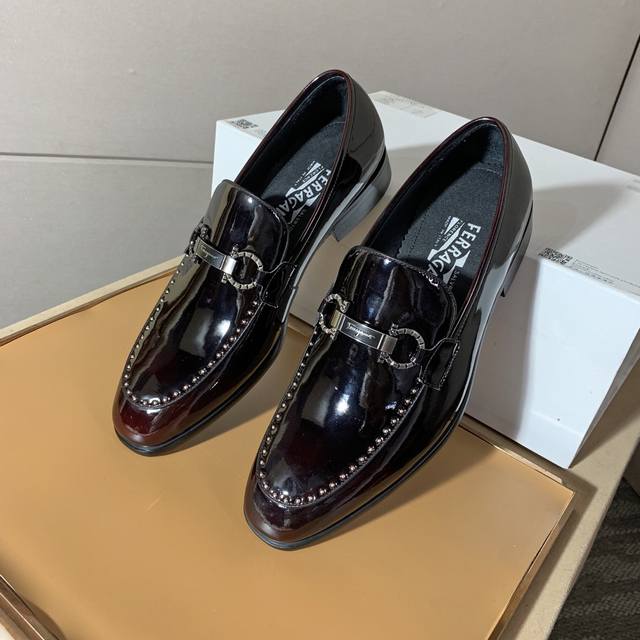 出厂价 水染牛里 菲拉格慕 高端 Salvatore Ferragamo 是国际顶级的鞋类奢侈品牌，来自时尚王国意大利，以传统手工设计和款式新颖誉满全球 专柜同