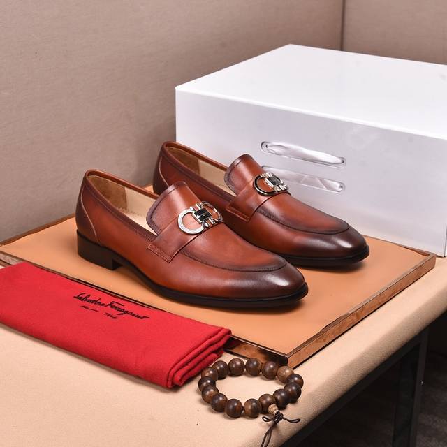 出厂价 水染牛里 菲拉格慕 高端 Salvatore Ferragamo 是国际顶级的鞋类奢侈品牌，来自时尚王国意大利，以传统手工设计和款式新颖誉满全球 专柜同