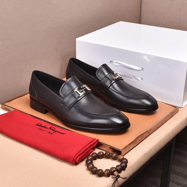 出厂价 水染牛里 菲拉格慕 高端 Salvatore Ferragamo 是国际顶级的鞋类奢侈品牌，来自时尚王国意大利，以传统手工设计和款式新颖誉满全球 专柜同