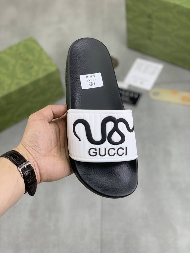 工厂价 实价 GUCCI 古奇蛇年新款休闲拖鞋，原版官网1:1、完美做工 透射出一种尊贵奢华，于古奇高端超凡工艺中升华其奢侈定义。原版古奇双G组合大底，码数：3