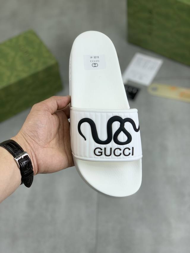 工厂价 实价 GUCCI 古奇蛇年新款休闲拖鞋，原版官网1:1、完美做工 透射出一种尊贵奢华，于古奇高端超凡工艺中升华其奢侈定义。原版古奇双G组合大底，码数：3